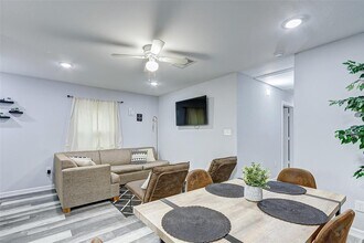 6733 Knox St-Unit -B in Houston, TX - Building Photo - Building Photo