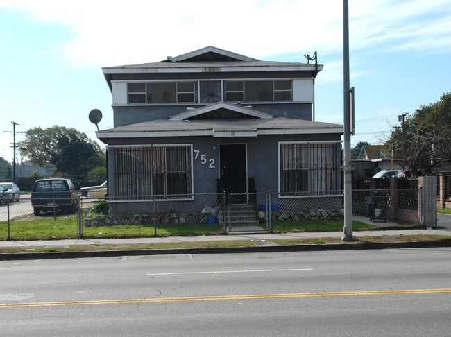 752 Vernon Ave in Los Angeles, CA - Foto de edificio - Building Photo