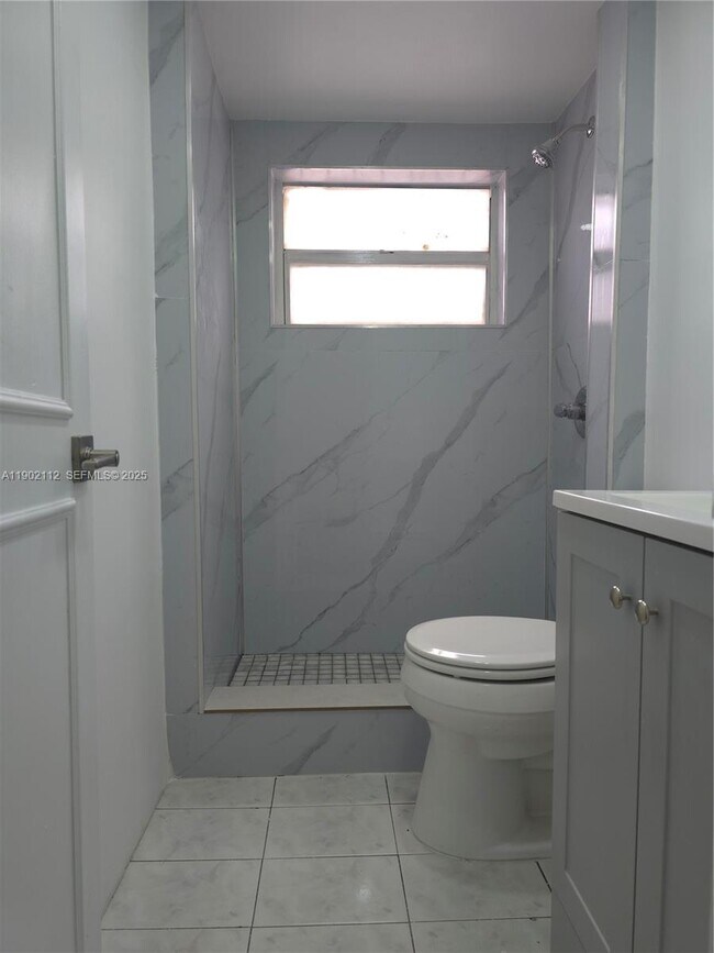 323 Washington Ave in Miami Beach, FL - Foto de edificio - Building Photo