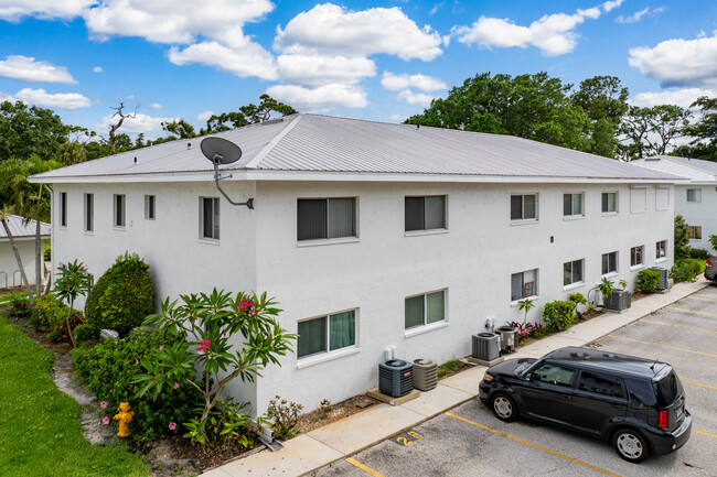 Seminole Gardens Condominiums in Ft. Myers, FL - Building Photo - Building Photo