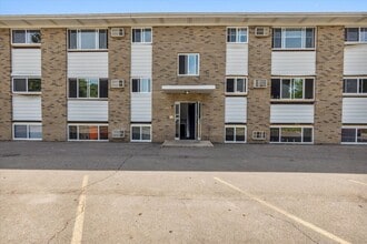 Skyline Apartments in Lansing, MI - Building Photo - Interior Photo