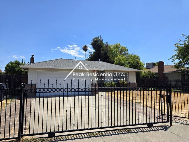 7555 Tamoshanter Way in Sacramento, CA - Building Photo - Building Photo