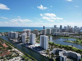 3675 N Country Club Dr in Aventura, FL - Building Photo