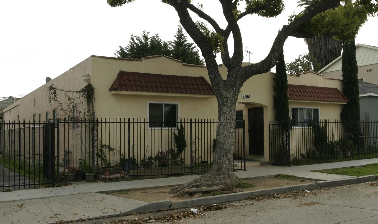 1490 Chestnut Ave in Long Beach, CA - Building Photo