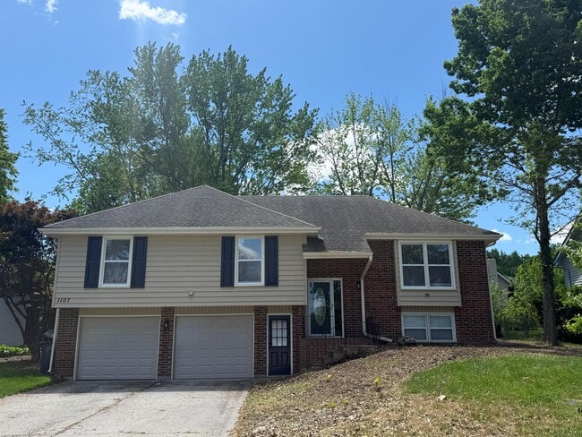 property at 1107 W Wabash Terrace