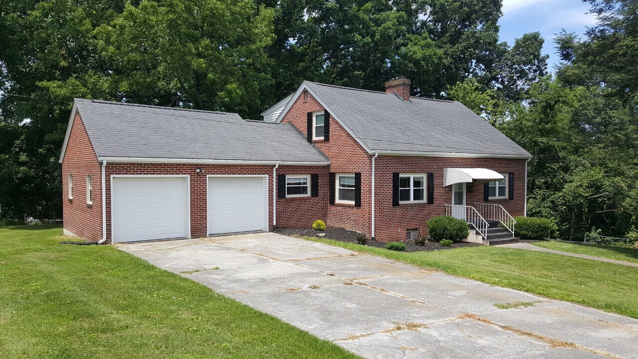 306 Sixth Ave in Radford, VA - Building Photo