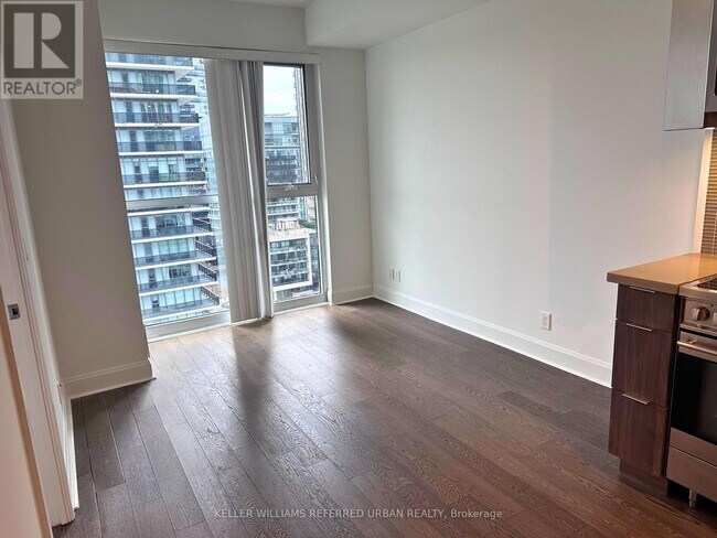 33 Shore Breeze Dr in Toronto, ON - Building Photo - Building Photo