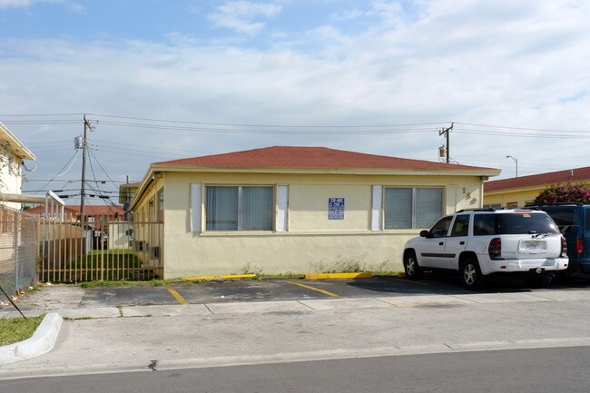 155 W 7th St in Hialeah, FL - Foto de edificio - Building Photo