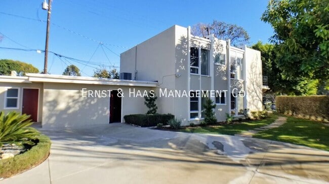 3690 Country Club Dr in Long Beach, CA - Building Photo - Building Photo