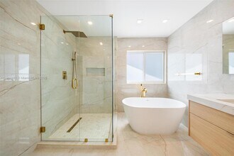 242 Palm Ave in Miami Beach, FL - Building Photo - Building Photo