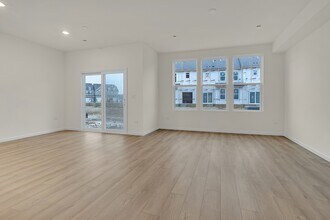 5917 Hawkweed Dr in Naperville, IL - Foto de edificio - Building Photo