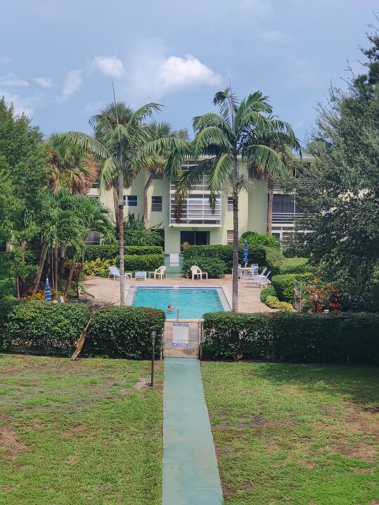 1100 Ponce De Leon Cir in Vero Beach, FL - Building Photo