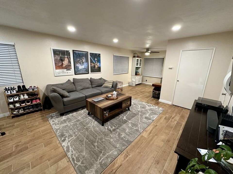 955 Postal Way in Vista, CA - Building Photo