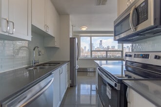 66 Spadina Road in Toronto, ON - Building Photo - Interior Photo