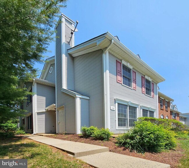 132 Shrewsbury Ct in Pennington, NJ - Foto de edificio - Building Photo