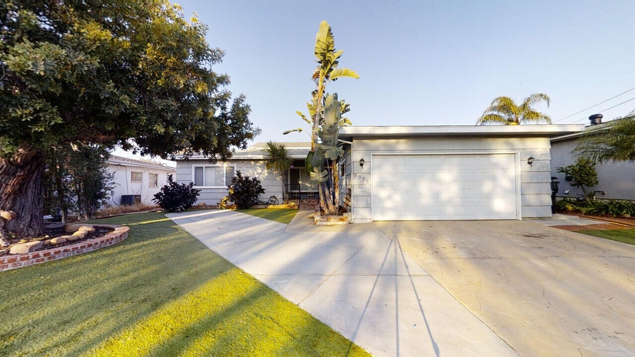 5325 E Falls View Dr in San Diego, CA - Building Photo