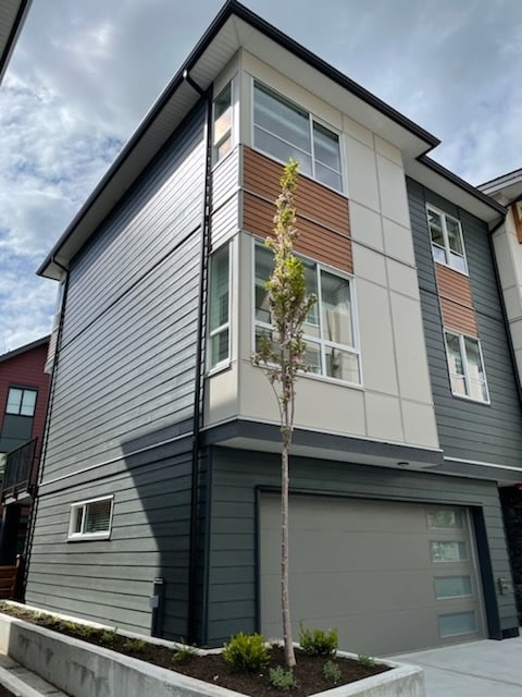19935 75A Av in Langley, BC - Building Photo
