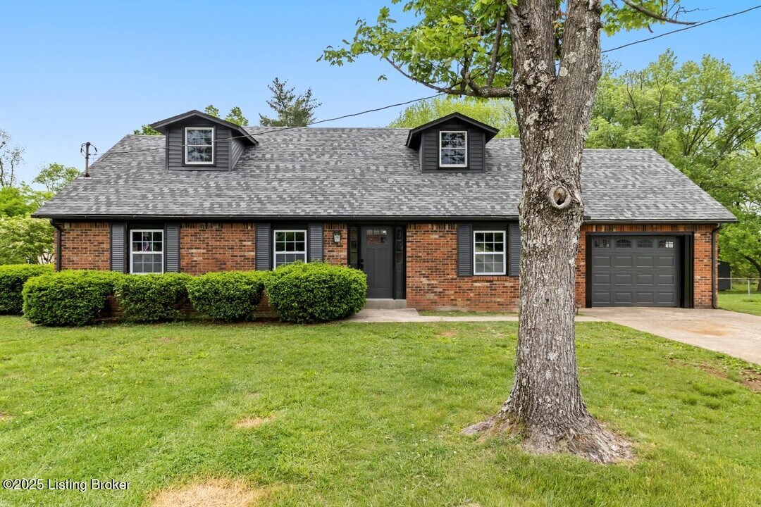 2222 Elmcrest Dr in Bardstown, KY - Foto de edificio