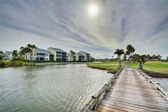 5565 NE Gulfstream Way in Stuart, FL - Foto de edificio - Building Photo