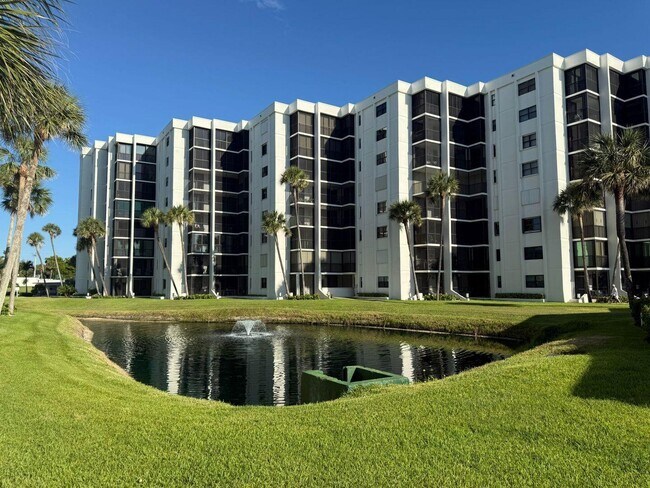 19800 Sandpointe Bay Dr in Tequesta, FL - Building Photo - Building Photo