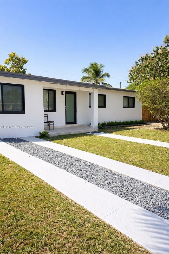 9831 Martinique Dr in Cutler Bay, FL - Building Photo - Building Photo