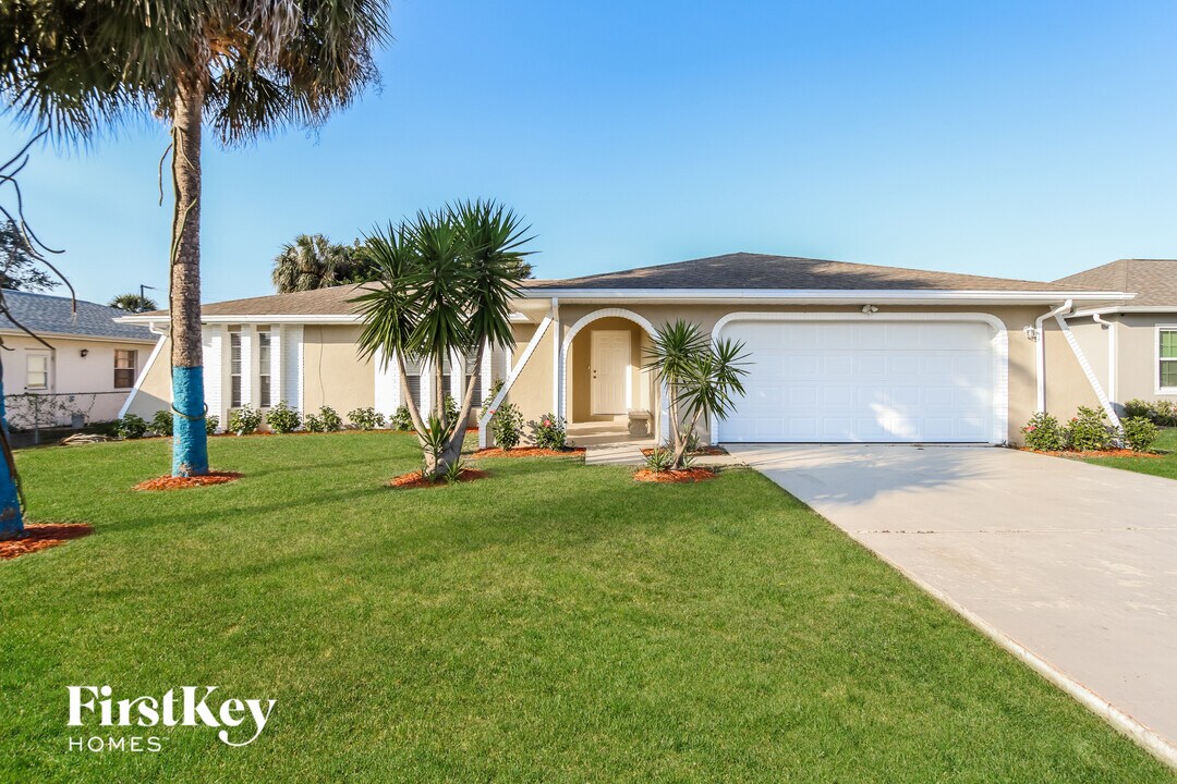 2027 Beekman St NE in Palm Bay, FL - Building Photo