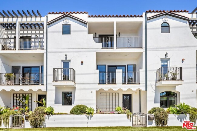 7365 Waring Ave in Los Angeles, CA - Building Photo - Building Photo