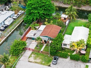 7245 S Waterway Dr in Miami, FL - Building Photo - Building Photo