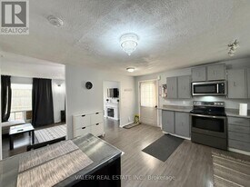 1180 Heathfield Ct in Windsor, ON - Building Photo