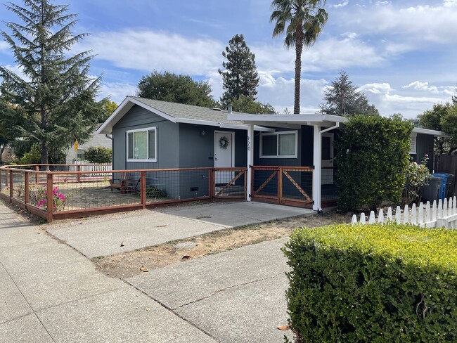 920 Sonoma Ave in Santa Rosa, CA - Foto de edificio - Building Photo