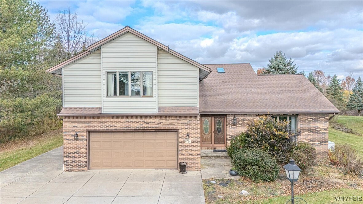 6784 Bear Ridge Rd in Lockport, NY - Building Photo