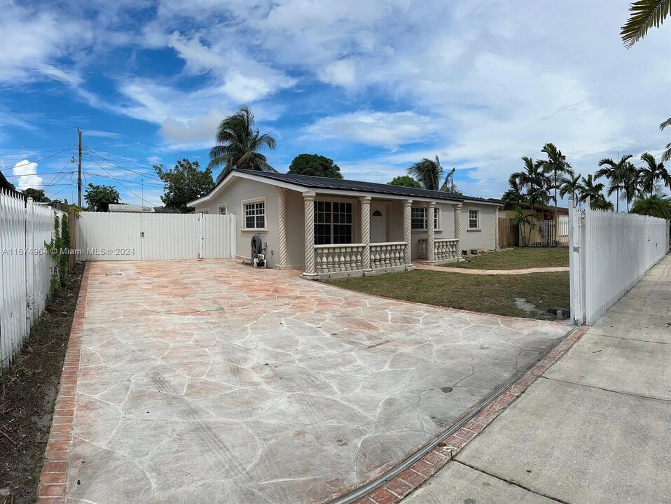 1321 NE 213th Ter in Miami, FL - Building Photo