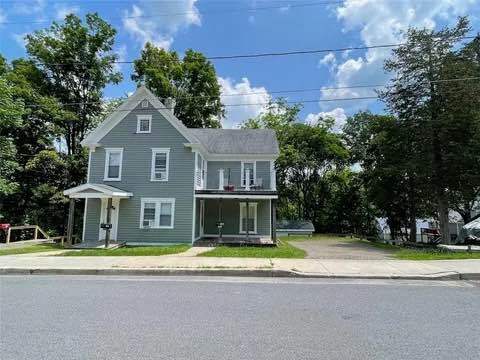 44 Clinton St, Unit B in Oneonta, NY - Foto de edificio