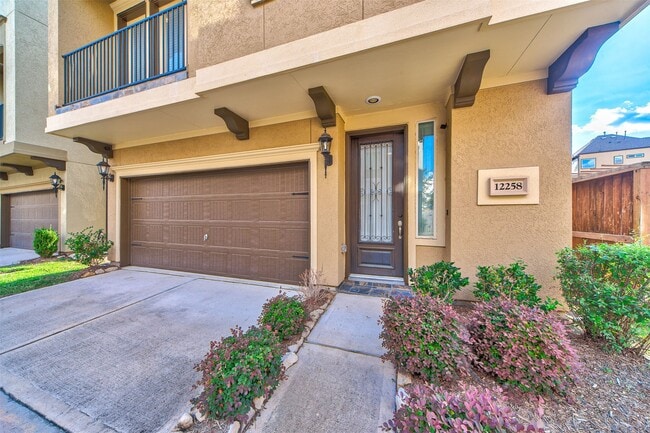 12258 Oxford Cres Cir