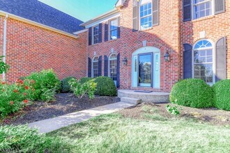 5 Hidden Valley Way in Franklin Township, NJ - Foto de edificio - Building Photo