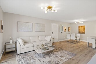 13211 Whitehaven Ln in Ft. Myers, FL - Foto de edificio - Building Photo