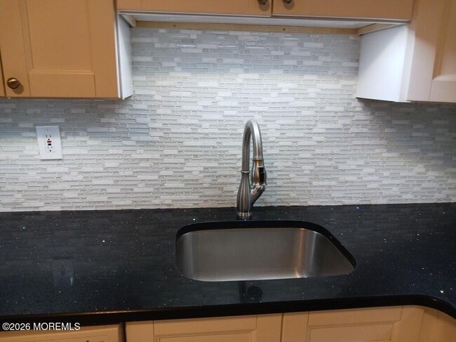 115 Amberly Dr in Englishtown, NJ - Building Photo - Building Photo