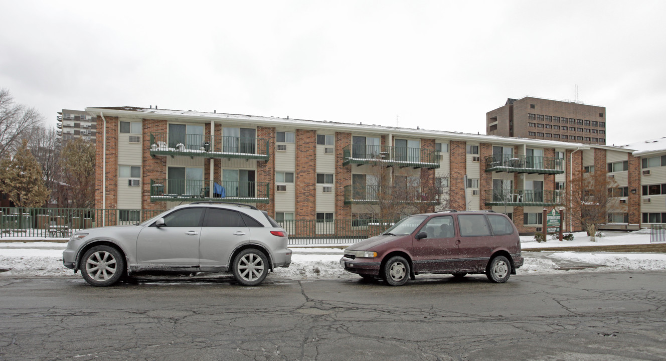 Jefferson Court Apartments in Milwaukee, WI - Foto de edificio