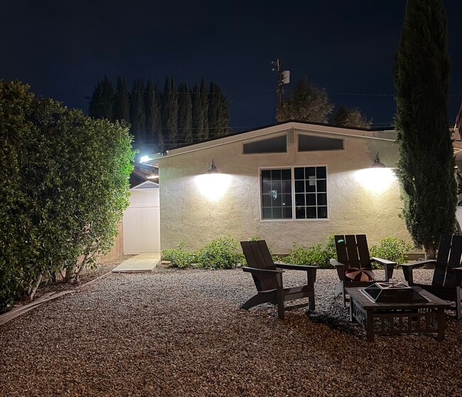 8147 Tunney Ave, Unit 8147 Tunney #1 in Los Angeles, CA - Foto de edificio - Building Photo