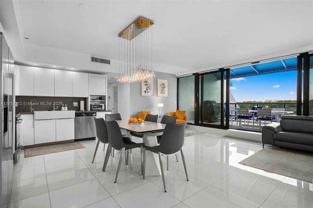 445 Poinciana Island Dr in Sunny Isles Beach, FL - Building Photo