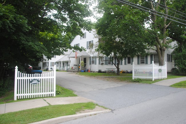 59 E Arlington Rd in Arlington, VT - Building Photo - Building Photo