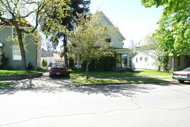 1011 W Augusta Ave in Spokane, WA - Building Photo - Building Photo