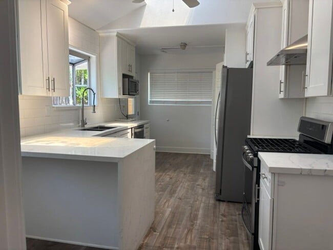 10610 Rhodesia Ave in Los Angeles, CA - Building Photo - Building Photo