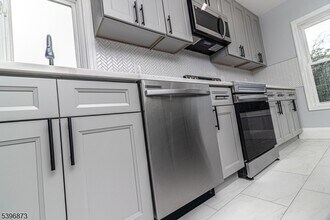 10 Codington Pl in Somerville, NJ - Building Photo - Building Photo