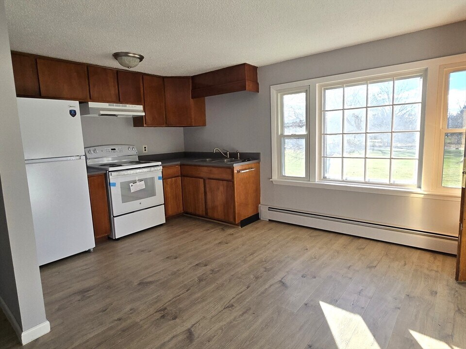 19 Chapman Ave in West Brookfield, MA - Building Photo