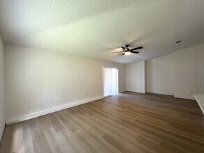964 Vanderbilt Dr in Eustis, FL - Foto de edificio - Building Photo