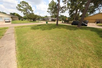 6910 Pella Dr in Houston, TX - Building Photo - Building Photo