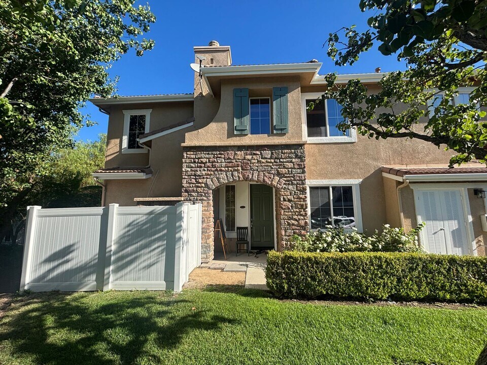 24364 Allegra Way in Santa Clarita, CA - Building Photo