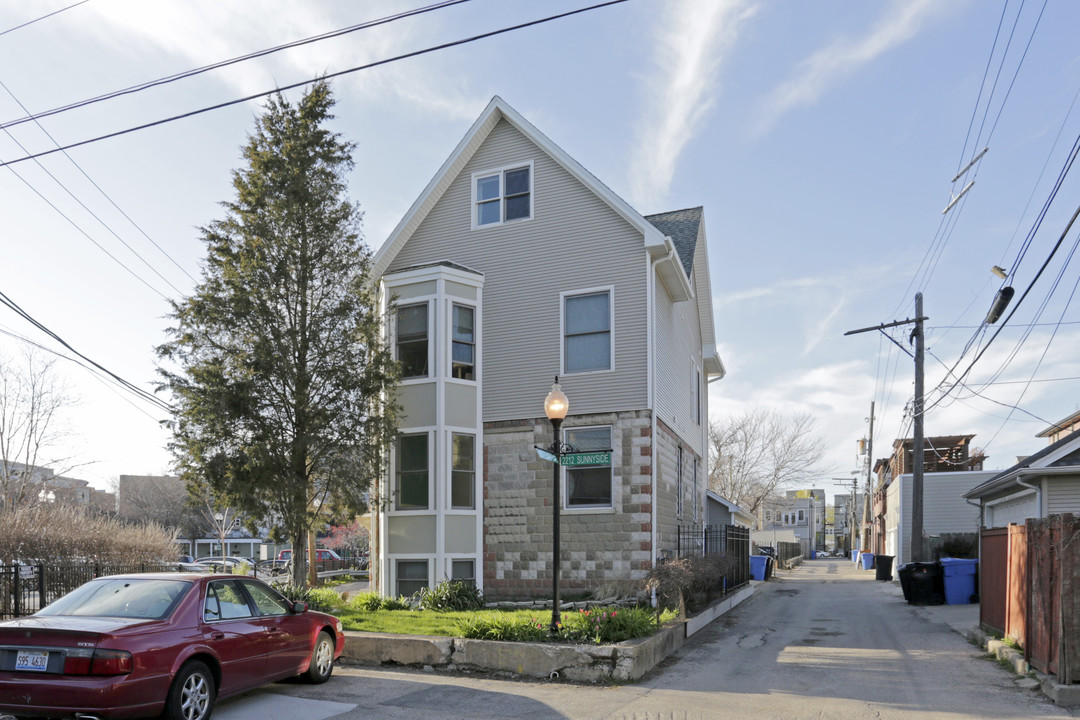 2212 W Sunnyside Ave in Chicago, IL - Building Photo