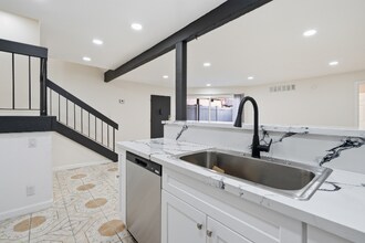 7924 Woodman Ave, Unit 33 in Los Angeles, CA - Foto de edificio - Building Photo